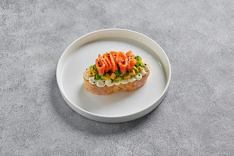 Брускетта со слабосоленым лососем и авокадо