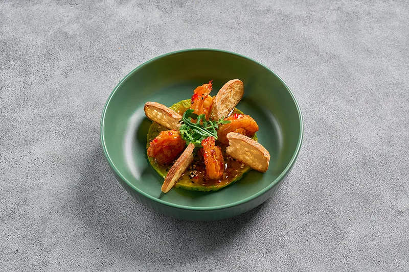 Креветки с соусом свит-чили и муссом из авокадо