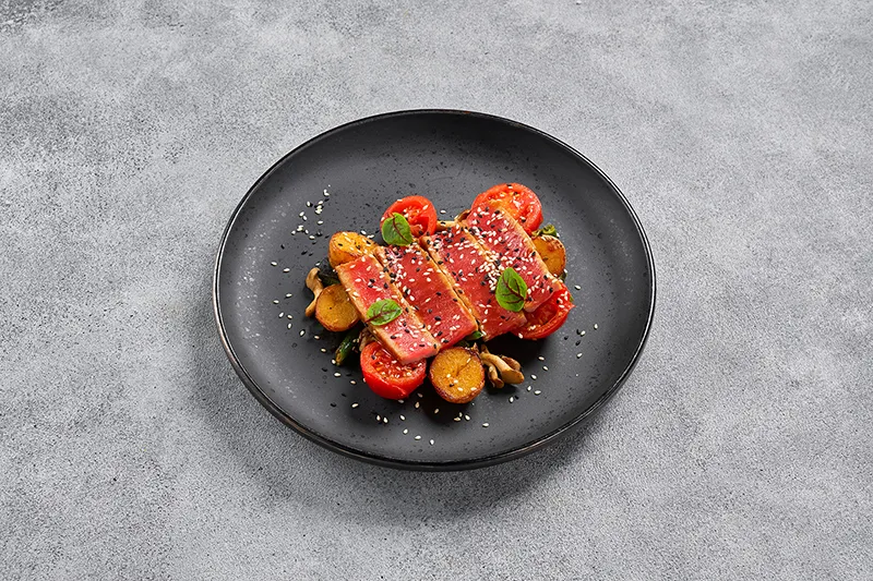 Стейк из тунца с овощами в кунжутном соусе унаги