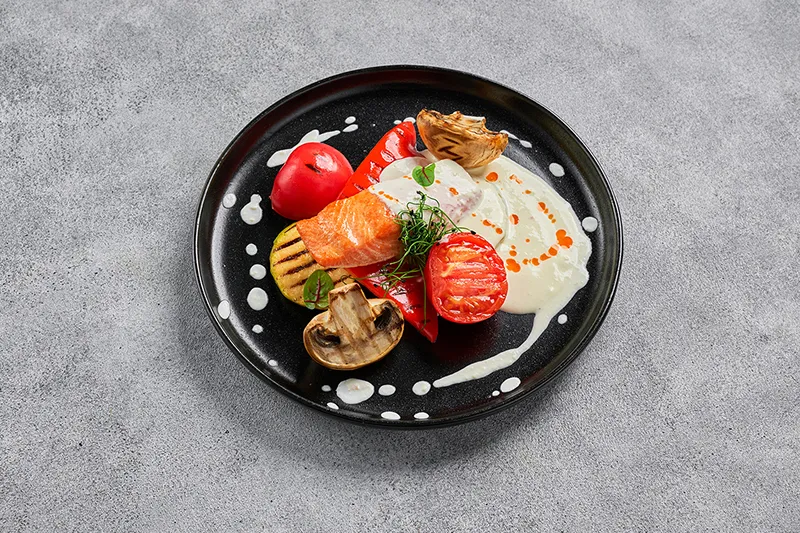 Стейк лосося с овощами на гриле со сливочным соусом