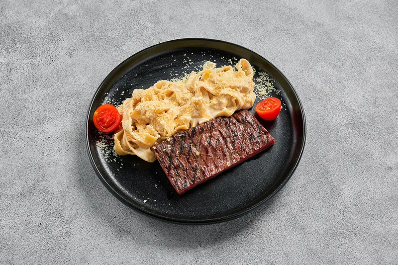 Паста со стейком мачете в перечном соусе