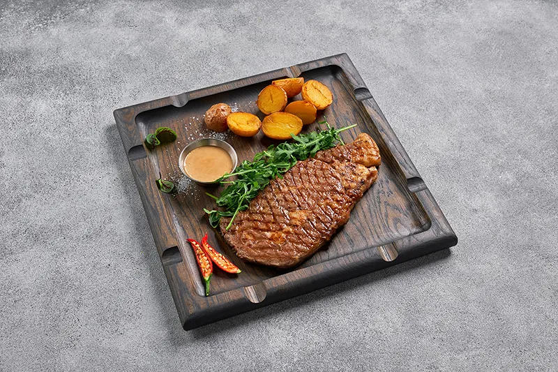 Стейк стриплойн с рукколой, жареным картофелем бейби и перечным соусом