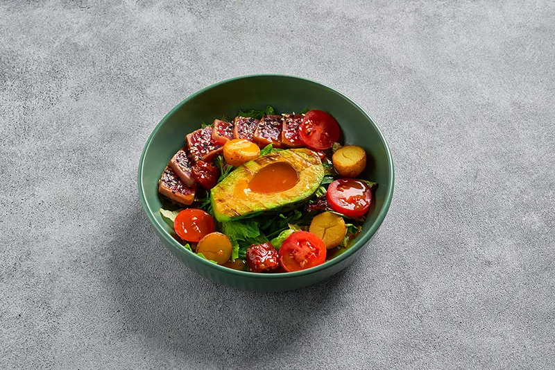 Салат с тунцом и стейком из авокадо